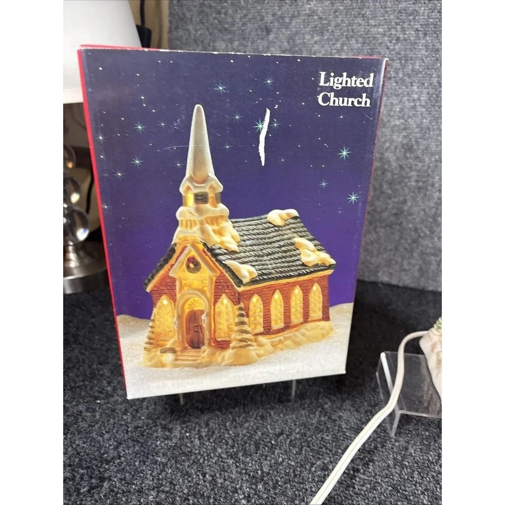 Vtg~Christmas Heirloom~Dicken's Village~Porcelain Lighted Church~IOB~1991